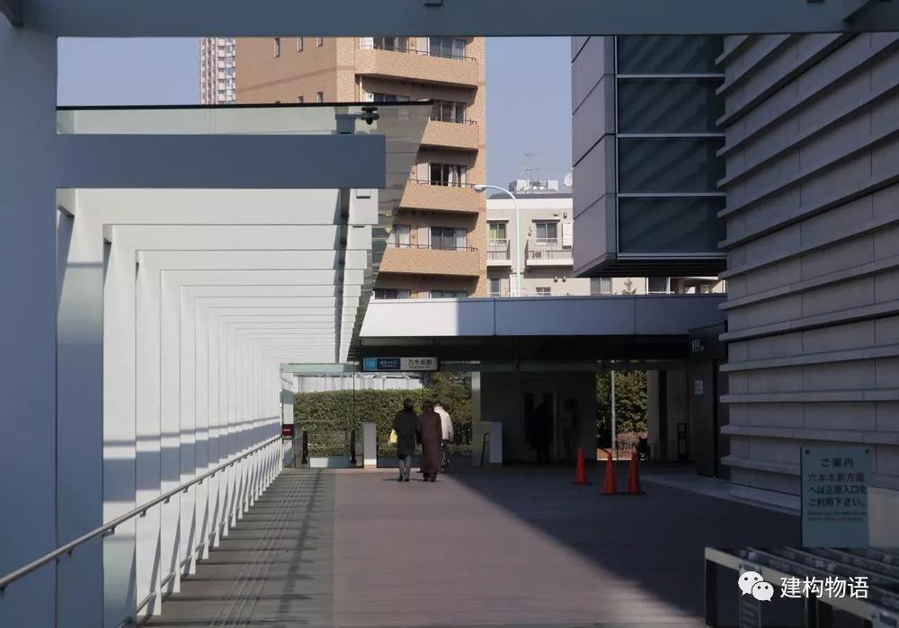 从美术馆通向地铁站的连廊.jpg