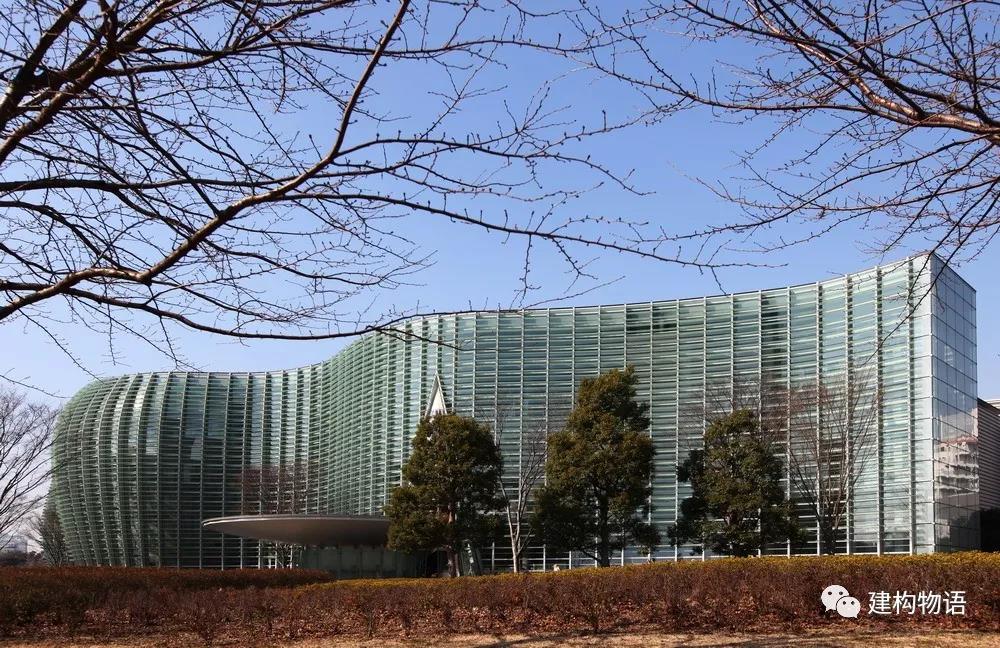 除了平面上呈曲线外，在局部幕墙的高度方向上也有着一定的收放变化，整片曲面幕墙因此显得更为生动。1.jpg