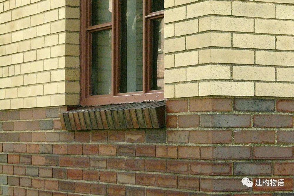即使在使用砖砌窗台的普通建筑里，窗台设计还是有讲究的——出挑、更大的排水坡度。.jpg