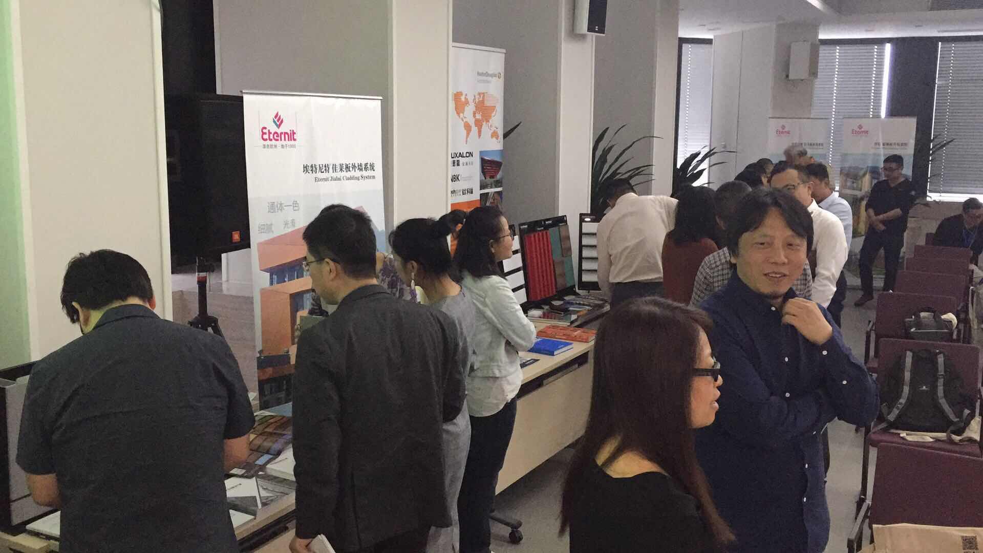 建筑师对参展样品与厂家交流了解.jpg