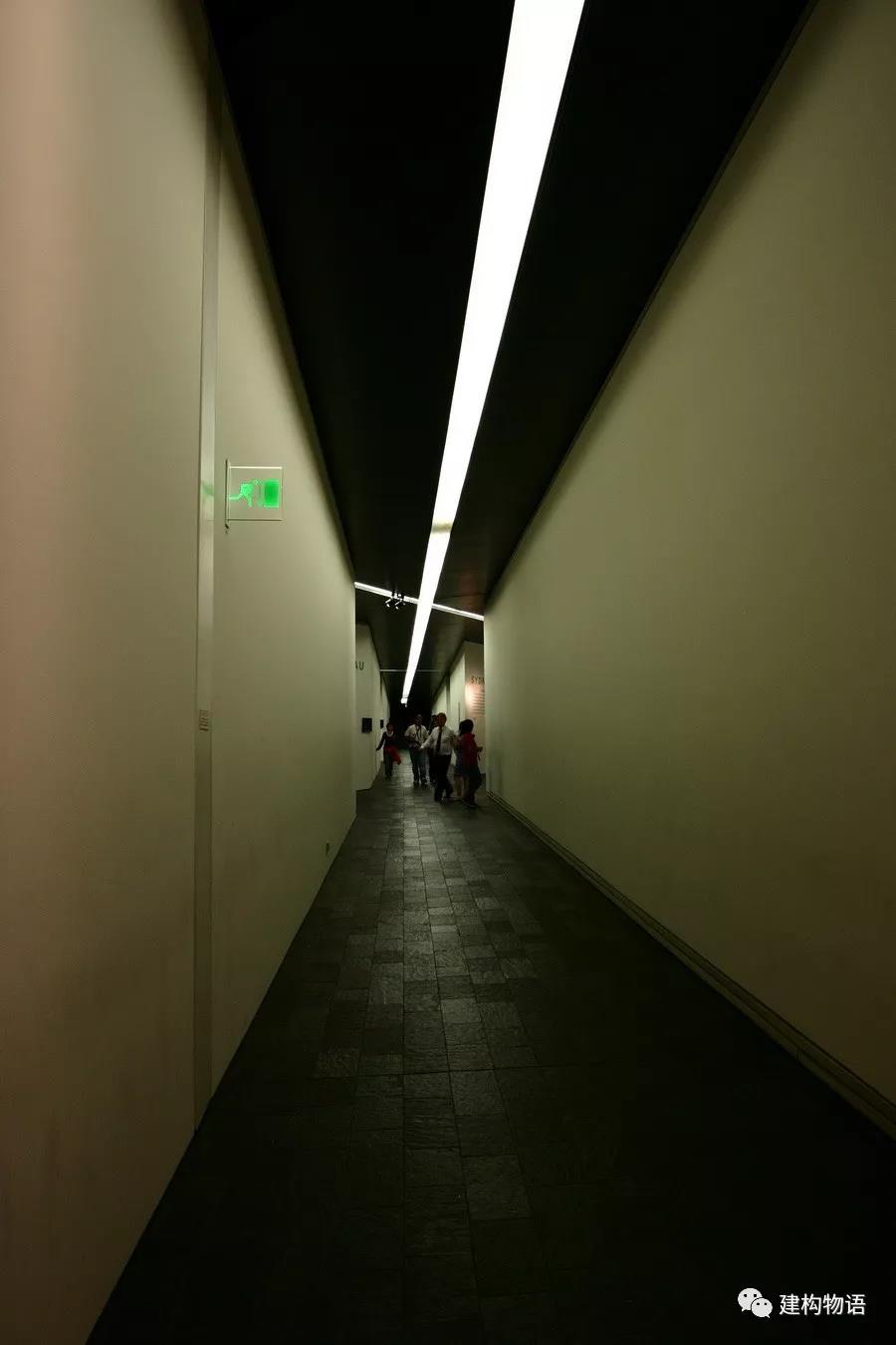 黑色地面、黑色顶棚、现状照明的走道空间令人压抑。2.jpg