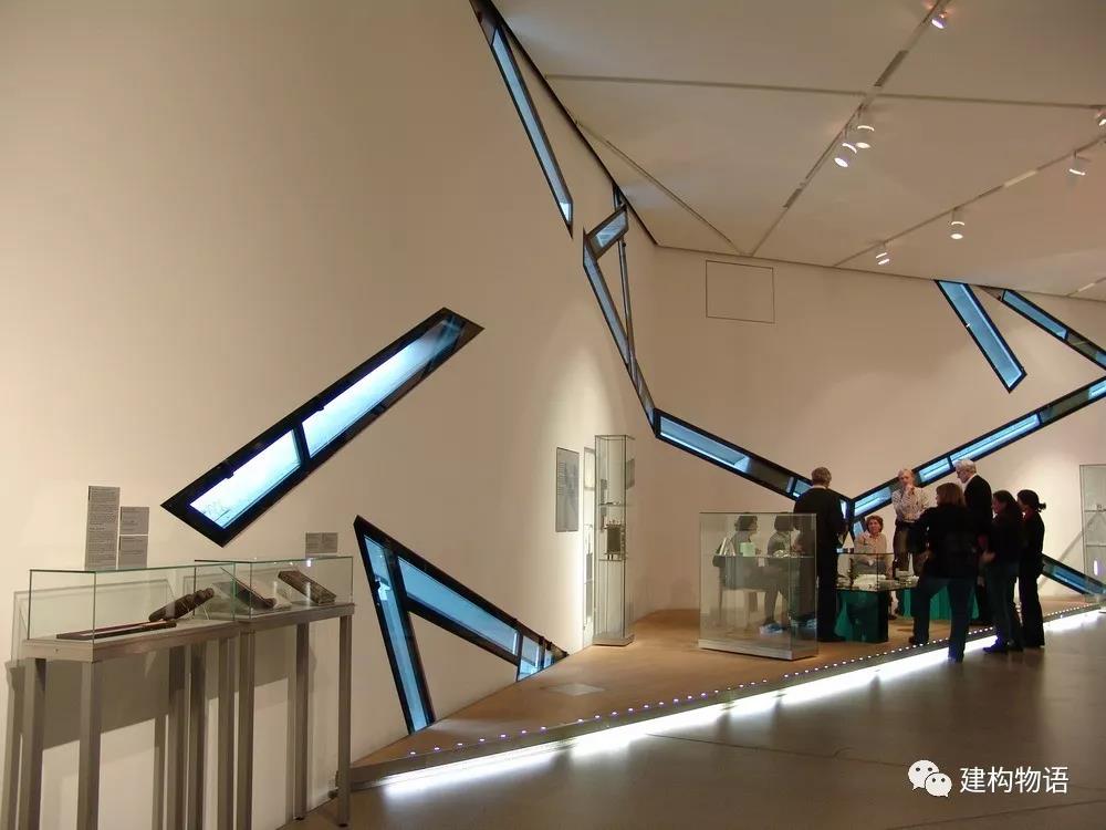 不规则的条形窗户加剧了空间的紧张感1.jpg