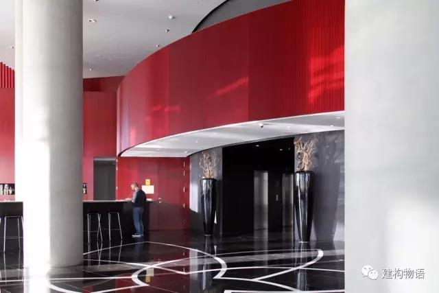 酒店大堂黑色基调和局部红色的搭配1.jpg