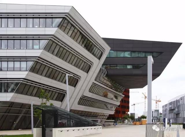扎哈.哈迪德设计的奥地利维也纳工商大学学习中心——开缝式水泥板外墙1.jpg