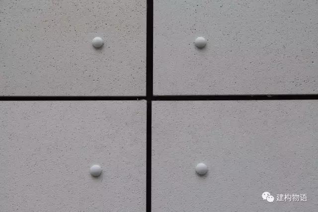 扎哈.哈迪德设计的奥地利维也纳工商大学学习中心——开缝式水泥板外墙3.jpg