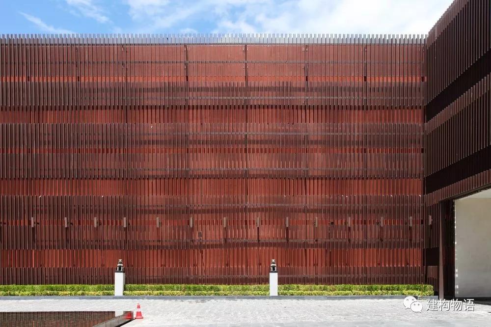 木格栅覆盖的赭红色墙体.jpg