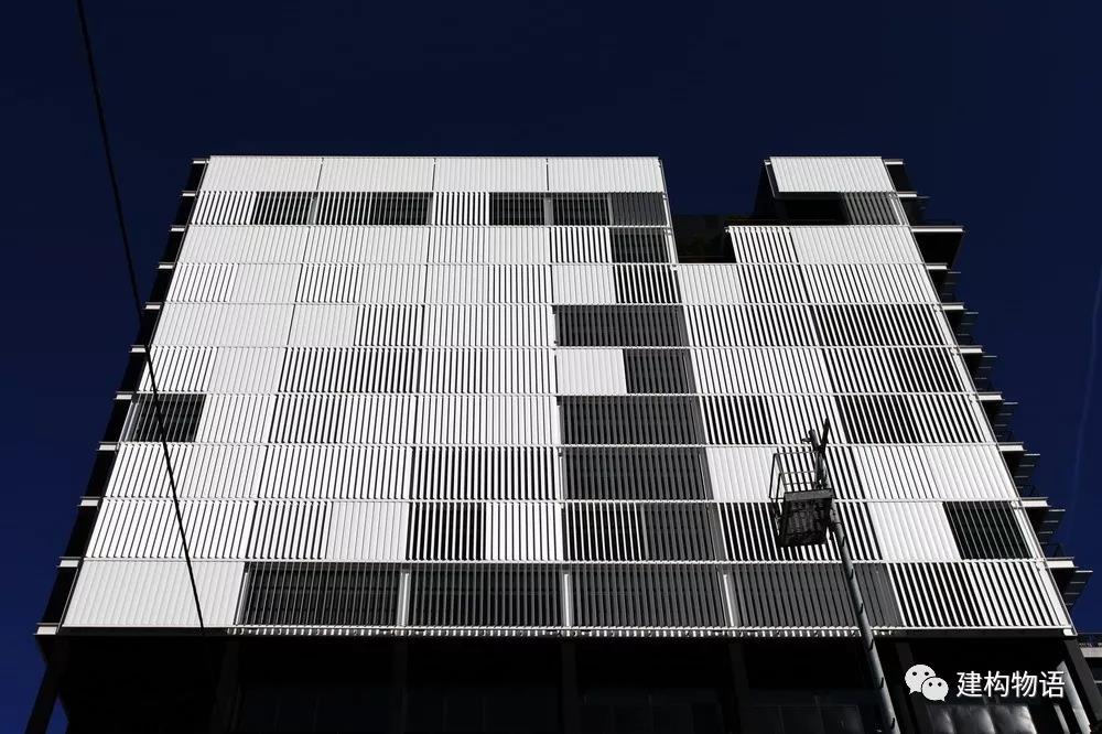 西班牙巴塞罗那某建筑可调节的遮阳格栅（百叶）   ©“建材U选”.jpg