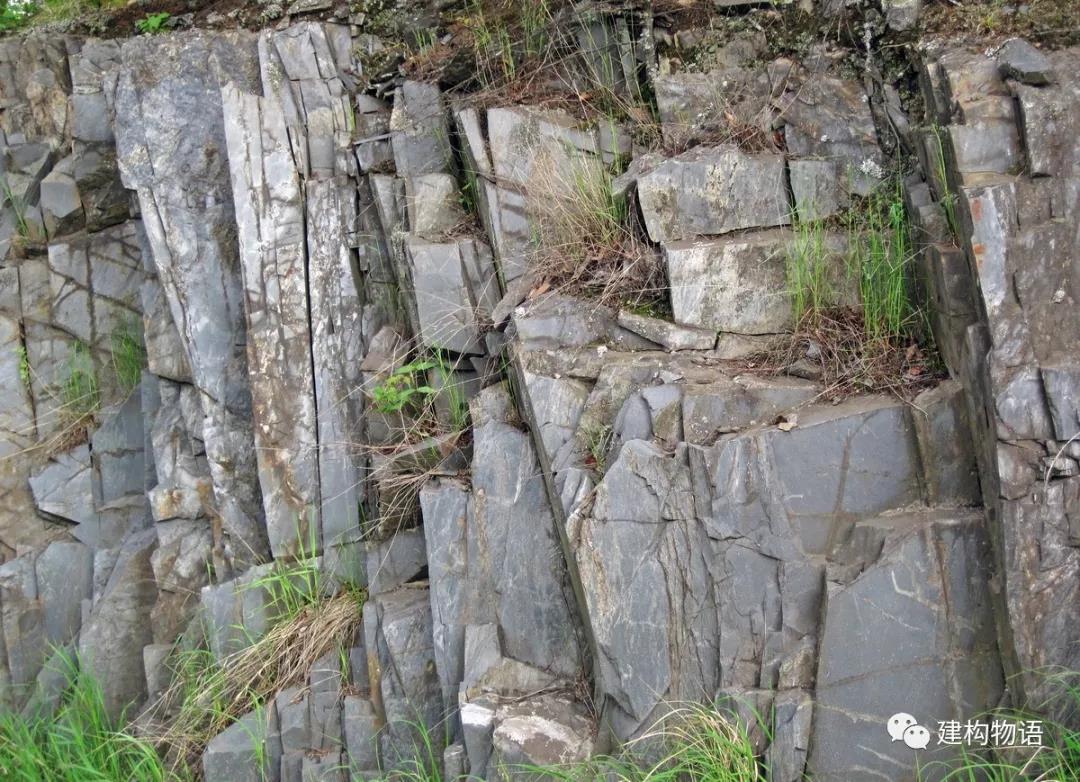 自然界中的板岩山体.jpg