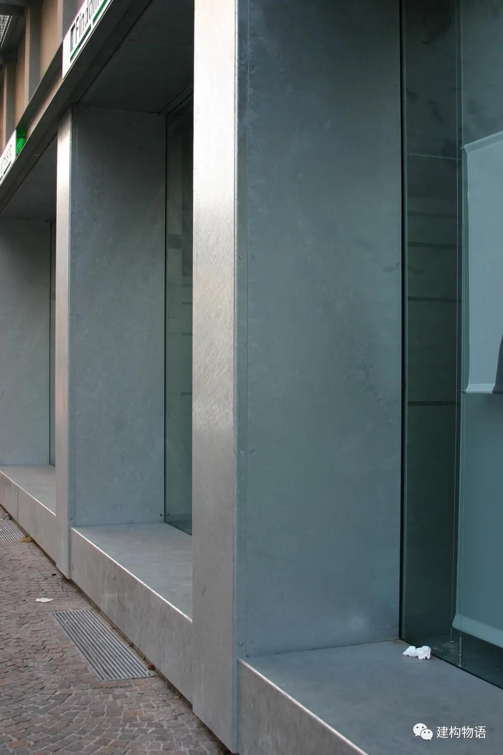 意大利Como某商店的镀锌钢板构造——平头内六角螺钉固定.jpg