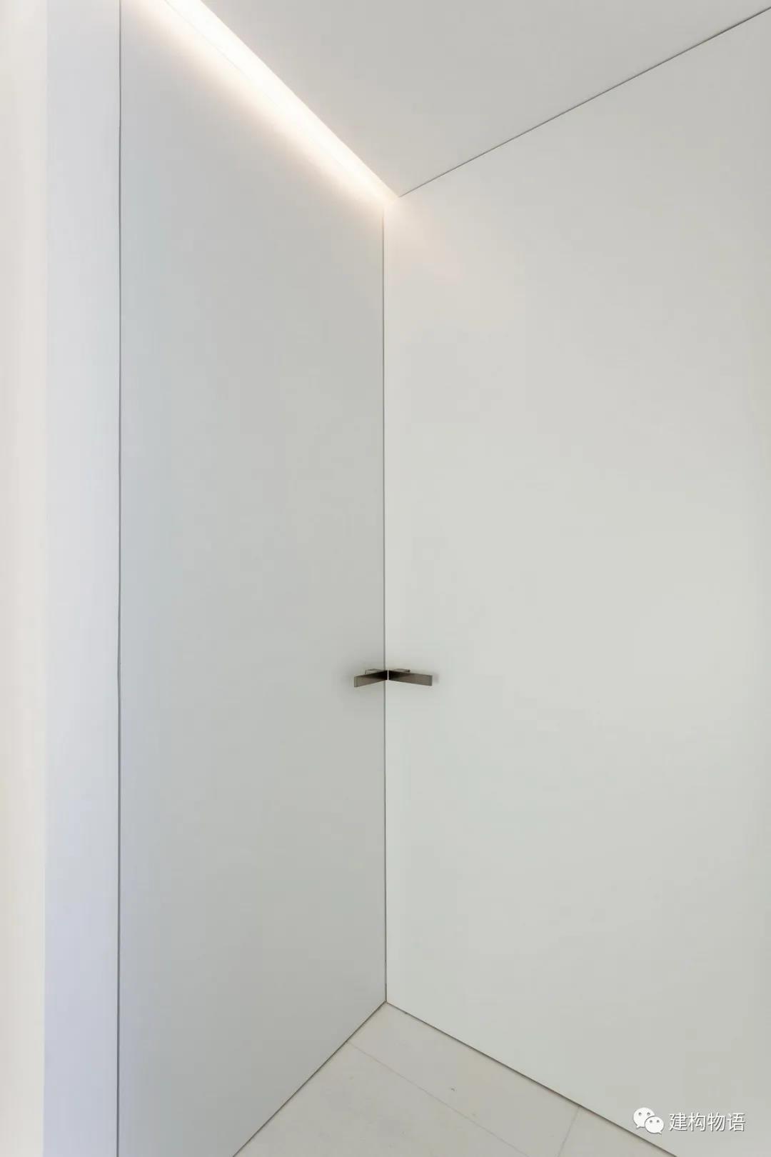 通高的门扇与柜体，尽可能减少空间中的视觉元素。11.jpg