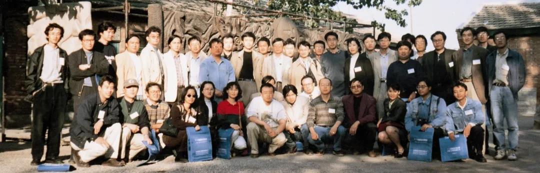1996年30多位青年建筑师与“宝贵大叔”在一起.jpg