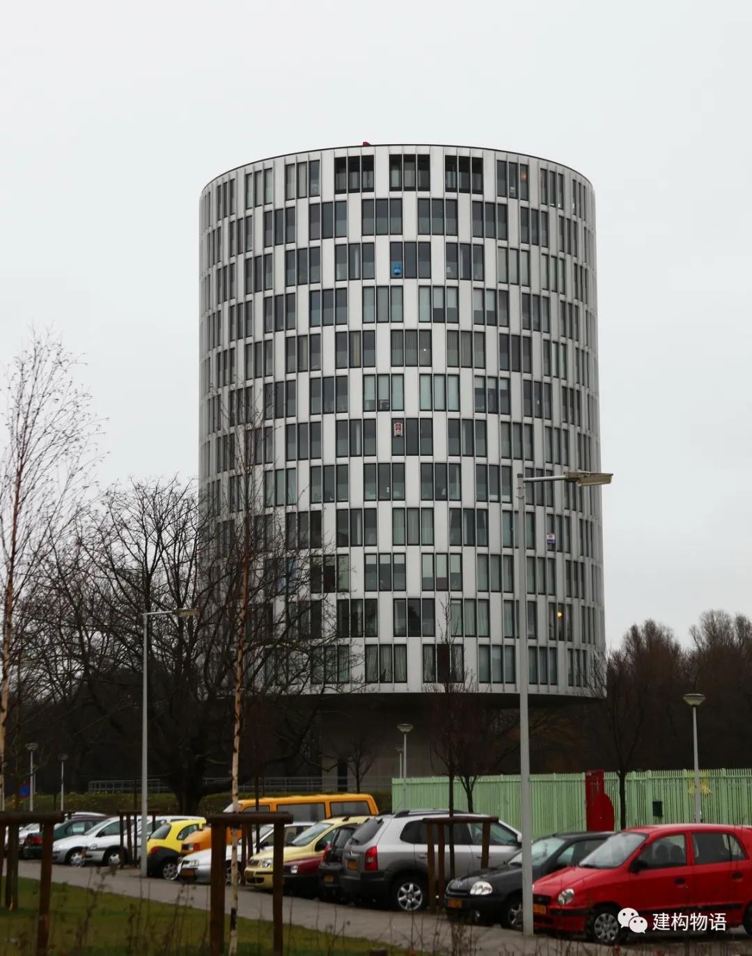 荷兰阿姆斯特丹某圆柱形建筑错动的窗户增加了形式的丰富性。.jpg