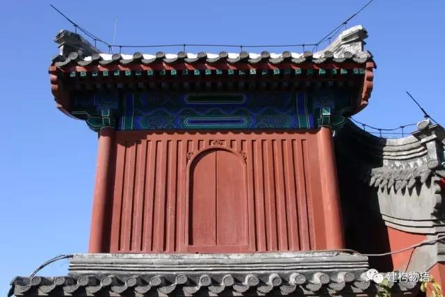 传统木结构建筑的木材防腐处理和装饰相结合，木材的天然色彩和质感已经被完全隐藏。.jpg