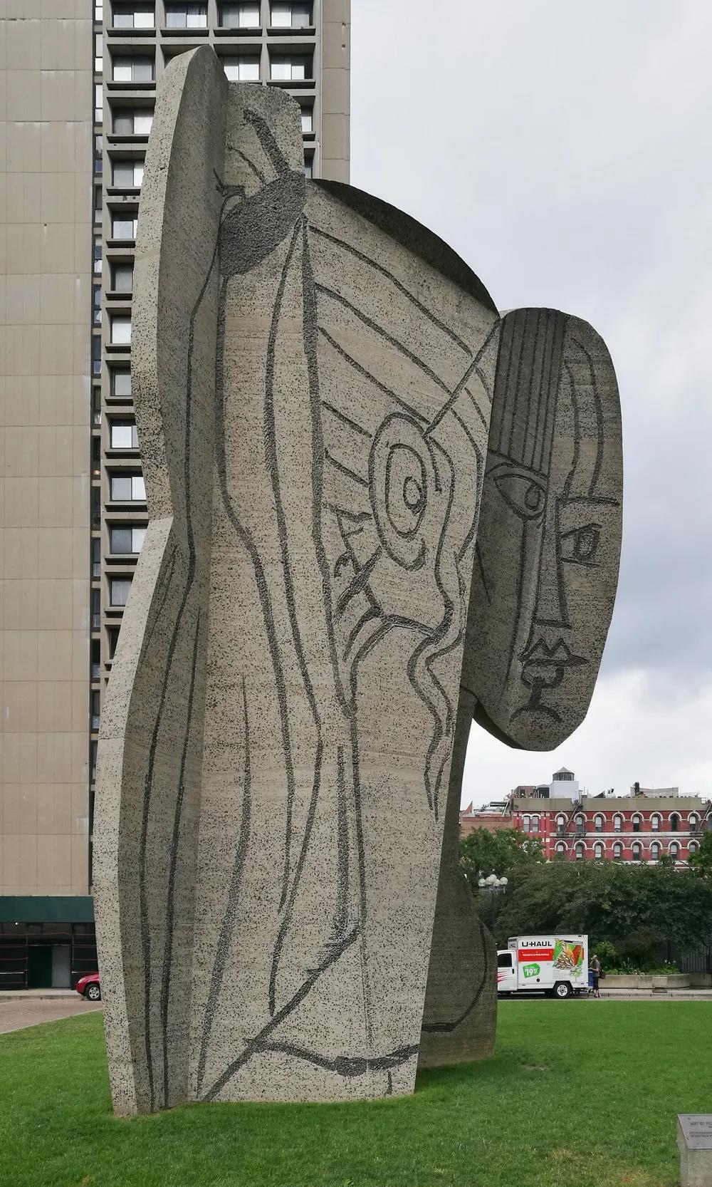 美国纽约大学公寓楼前的混凝土雕塑1.jpg