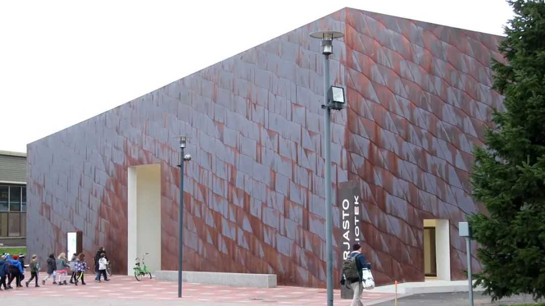 类似的鱼鳞铜板肌理墙面——Kirkkonummi市图书馆.jpg