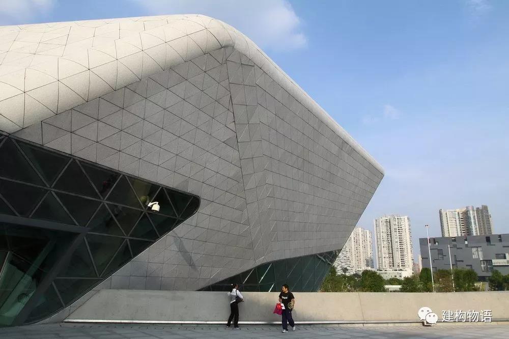 同为雕塑形体量的广州大剧院由于采用了幕墙化的饰面，小块饰面的组合将雕塑的厚重感、力量感几乎完全消解。.jpg