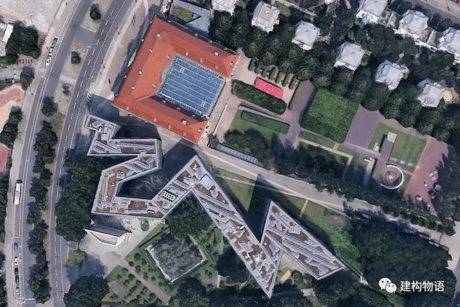 谷歌地球中的柏林犹太人博物馆——建筑与周边形成强烈的对比.jpg