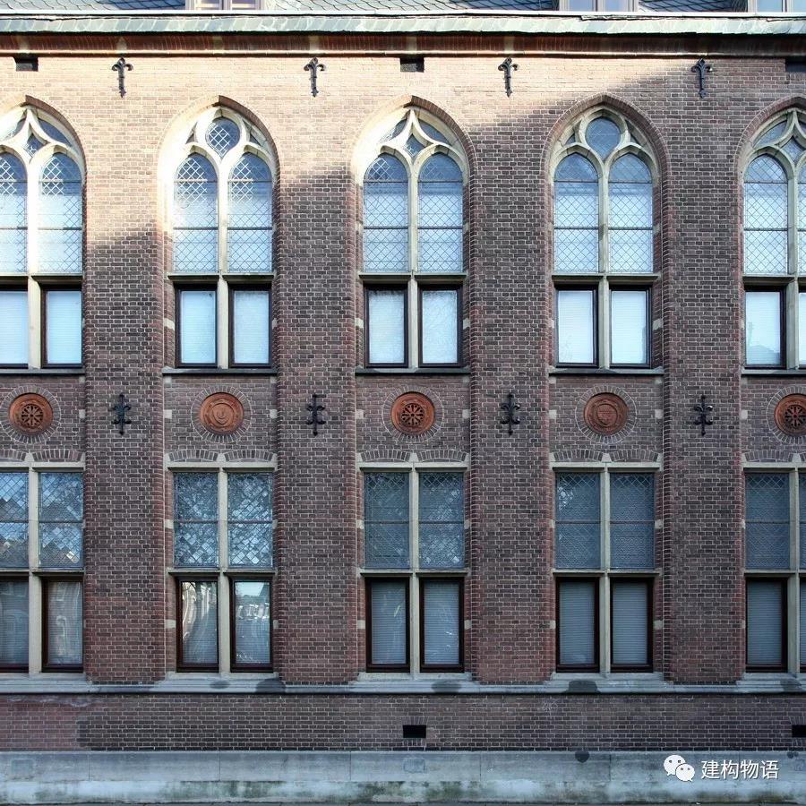 古典建筑中的窗户分格较小，但也因此形成了更多的细节。2.jpg