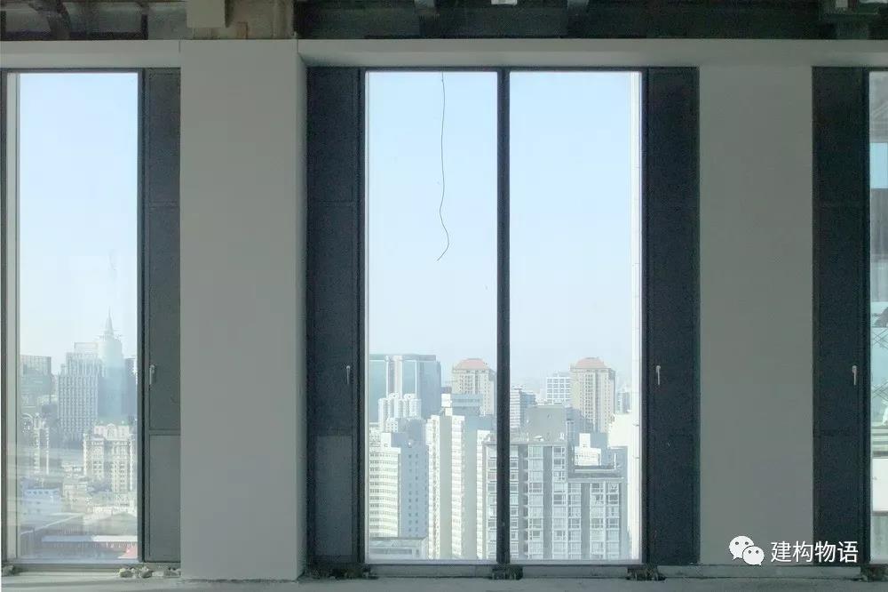 GMP事务所设计的北京嘉铭中心则采用了假柱侧面进出风的方式，更为隐蔽，也更适合于高层建筑风速较大的情况。1.jpg
