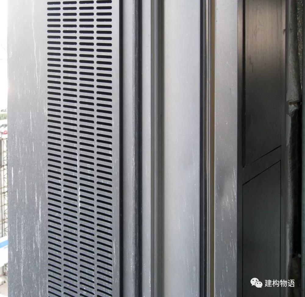 GMP事务所设计的北京嘉铭中心则采用了假柱侧面进出风的方式，更为隐蔽，也更适合于高层建筑风速较大的情况。2.jpg