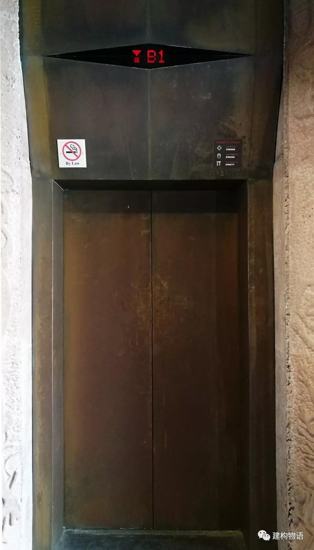 手工感的铜板电梯门.jpg