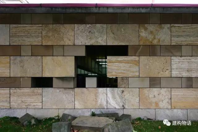 詹姆斯.斯特林设计的德国斯图加特新美术馆——典型的开缝式石板幕墙。2.jpg