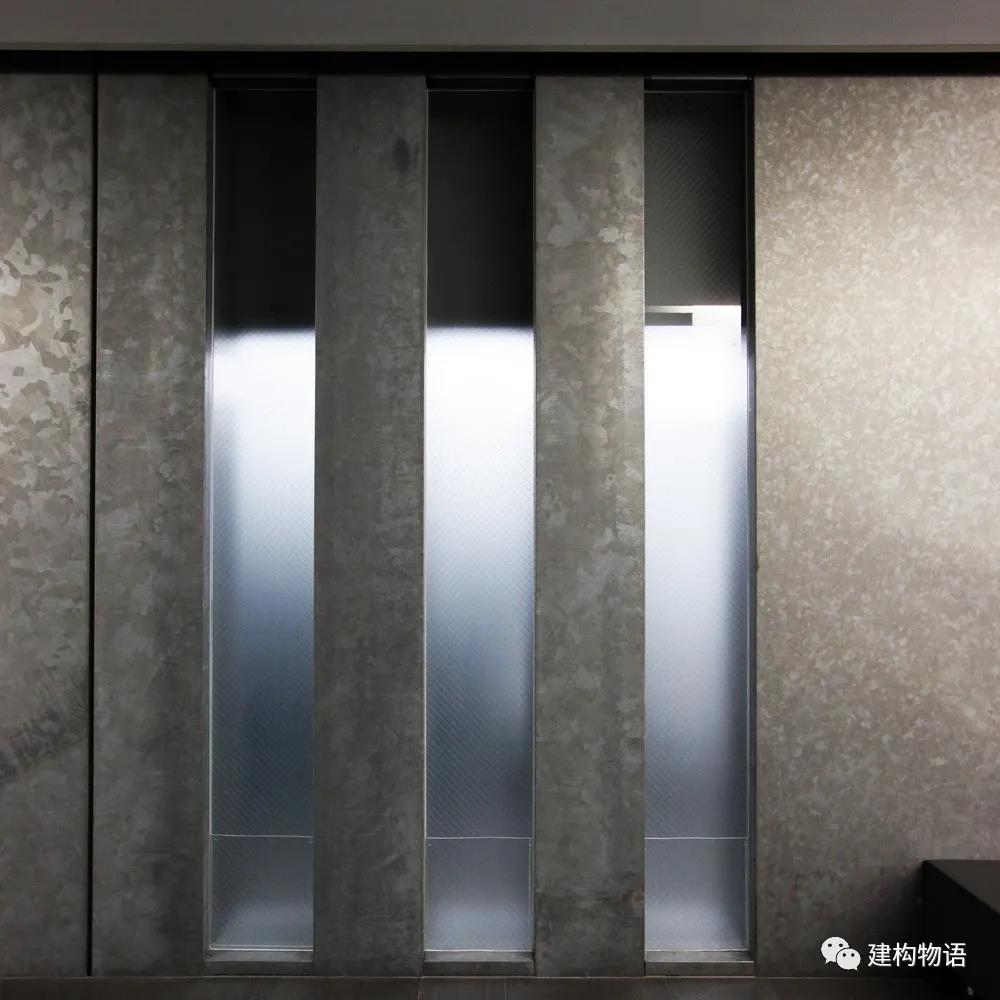 室内光线下灰色的镀锌钢板，与安藤常用的清水混凝土色调接近。.jpg