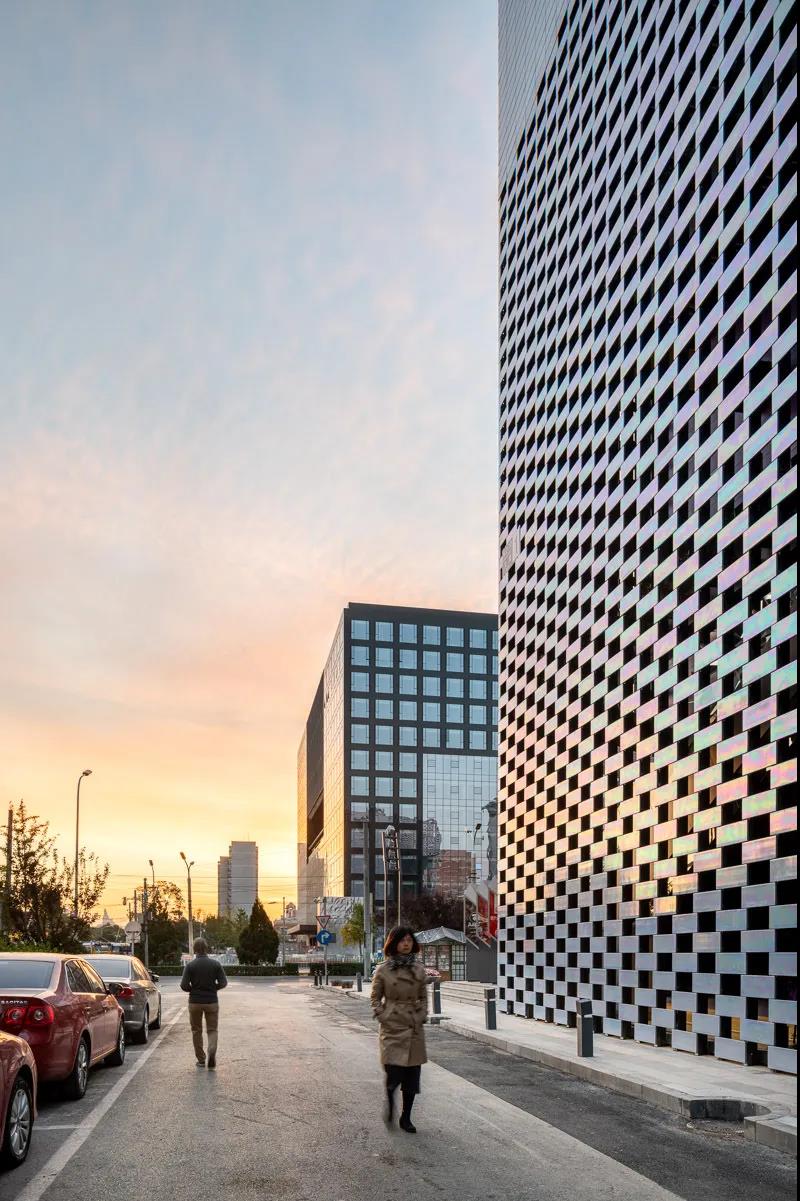 1594020977271053196.jpg 一个会不断呈现新的图案和颜色的建筑3.jpg