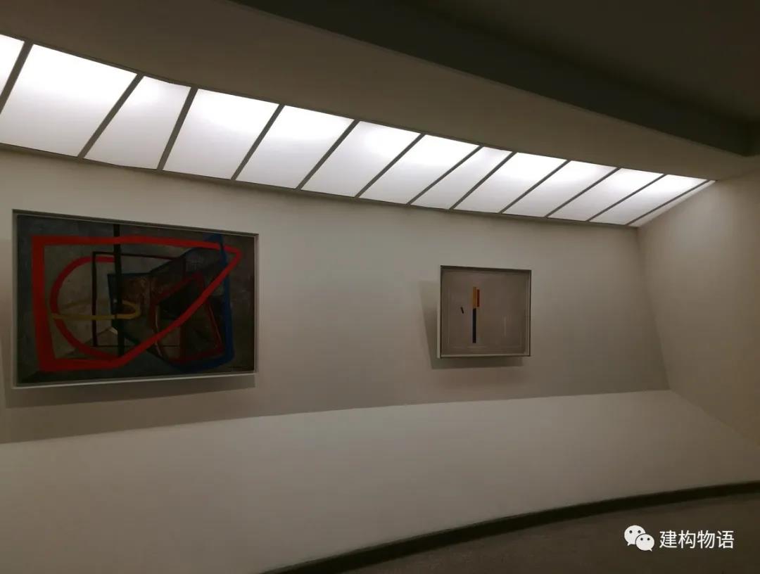 1602484863661033355.jpg 倾斜的外墙和垂直布置的画框、天窗自然采光.jpg