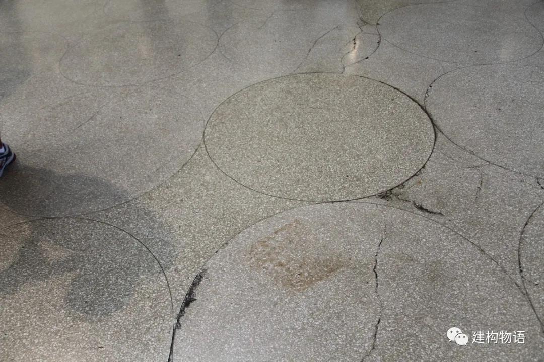 1602484950786051771.jpg 水磨石地面圆形的铺地分隔条.jpg