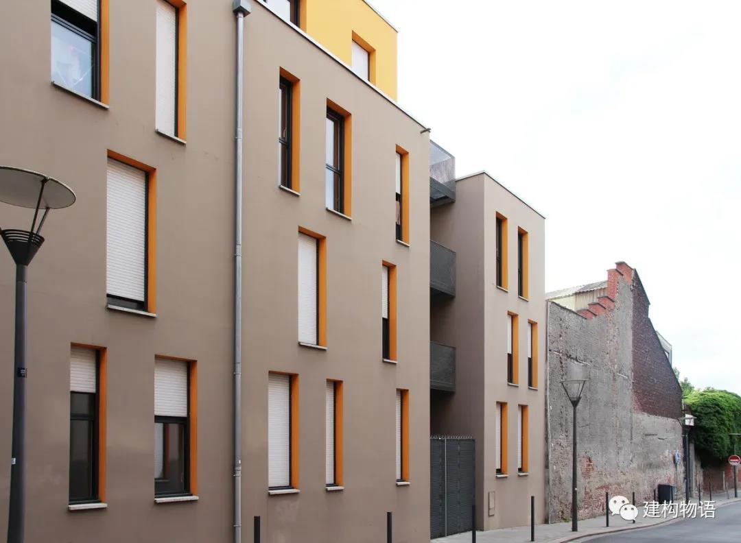 法国Lille某住宅的浅驼色外墙+橙色窗洞侧面，简洁明快却让人无比舒服。.jpg