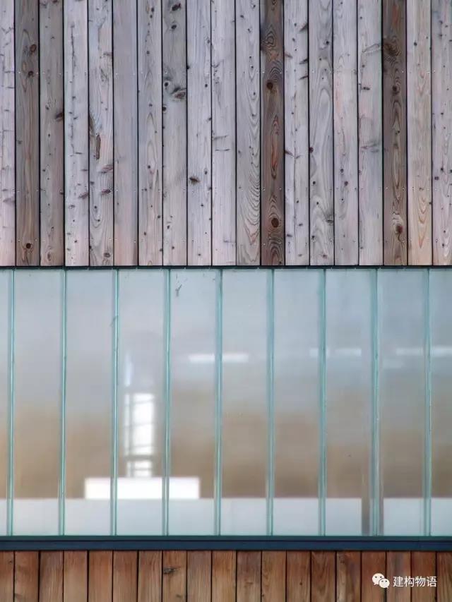 某建筑竖向纹理的防腐木板与U型玻璃的结合.jpg