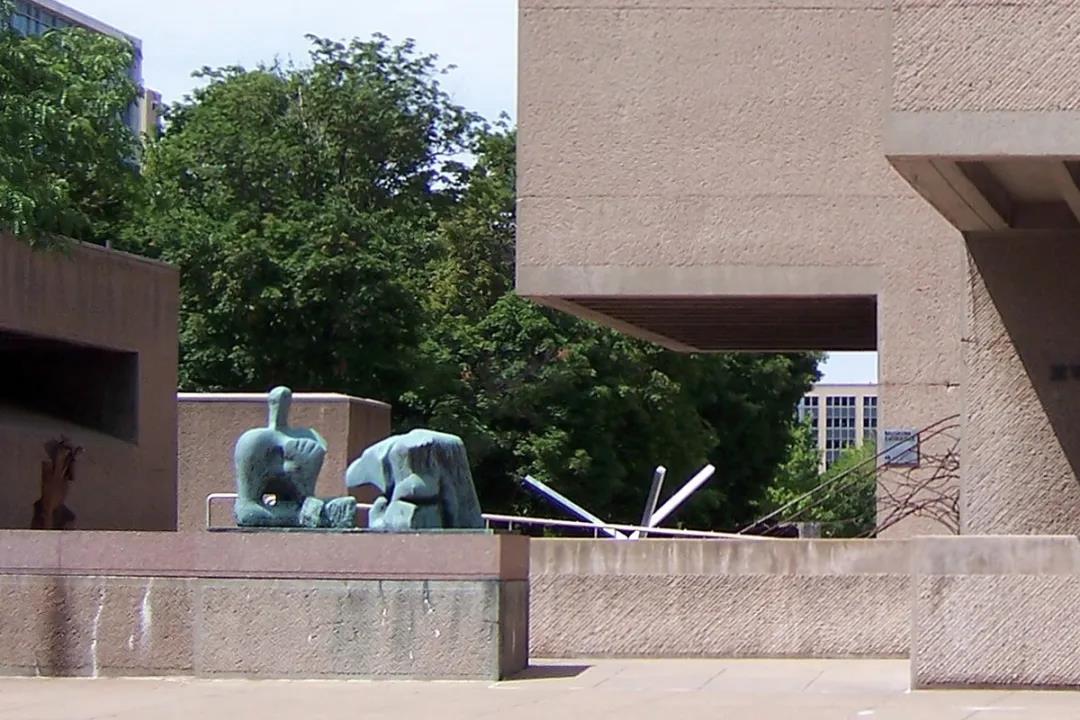 美术馆入口处Henry Moore的雕塑作品.jpg