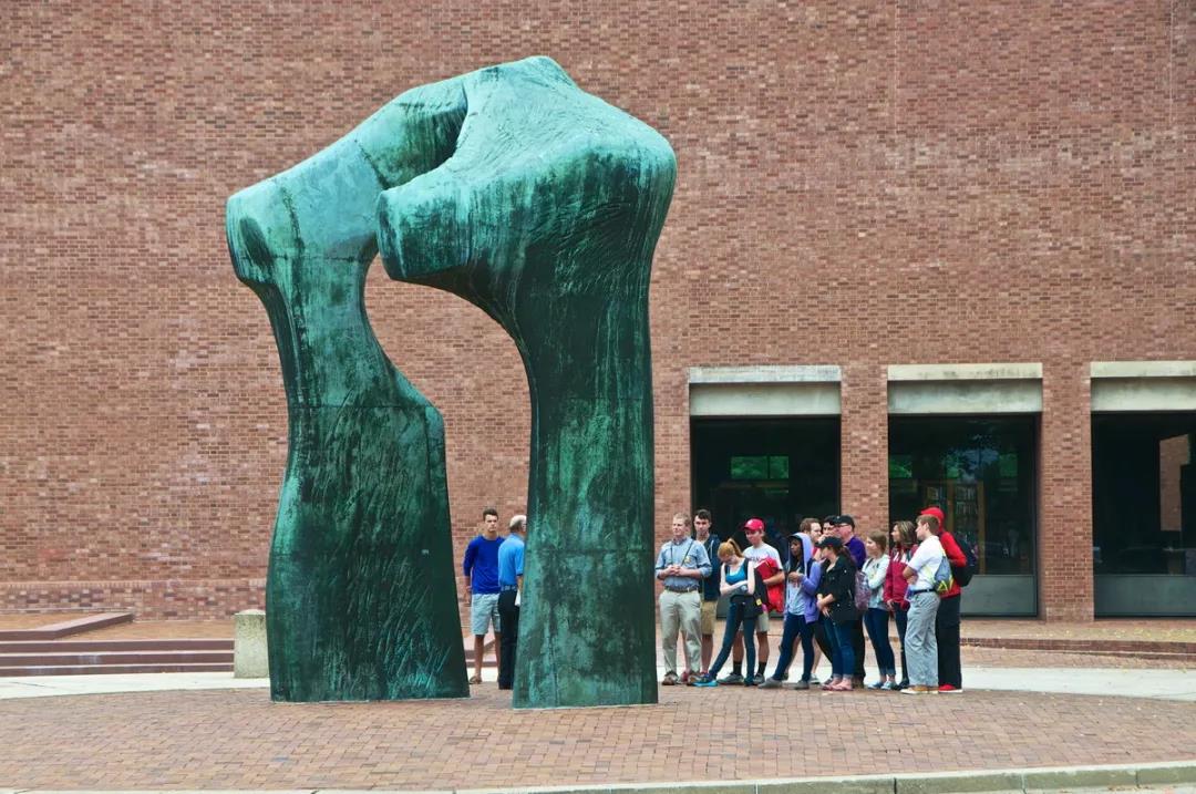 亨利·摩尔（Henry Moore）的雕塑作品——“拱门.jpg