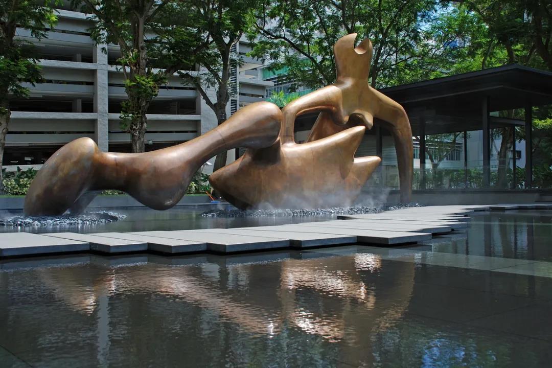 亨利·摩尔的雕塑——“斜依”.jpg
