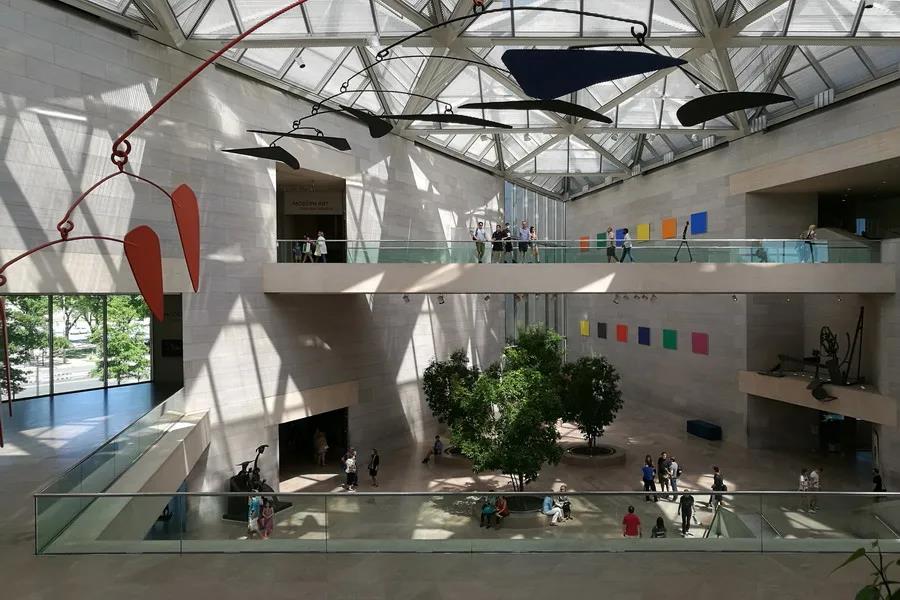中庭上方Alexander Calder的动态雕塑让空间更为灵动。.jpg