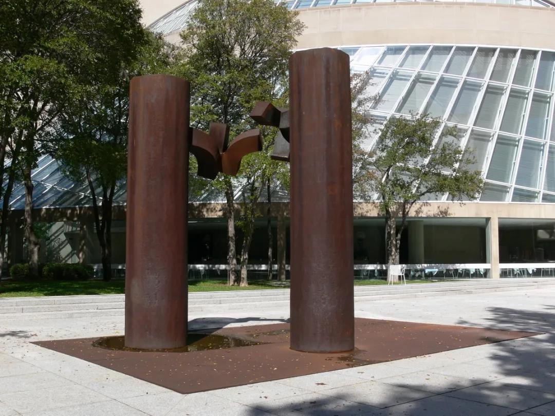 Eduardo Chillida（1924,1,10日- 2002,8,19）的耐候钢雕塑“De Musica （音乐之声）”（1989）.jpg